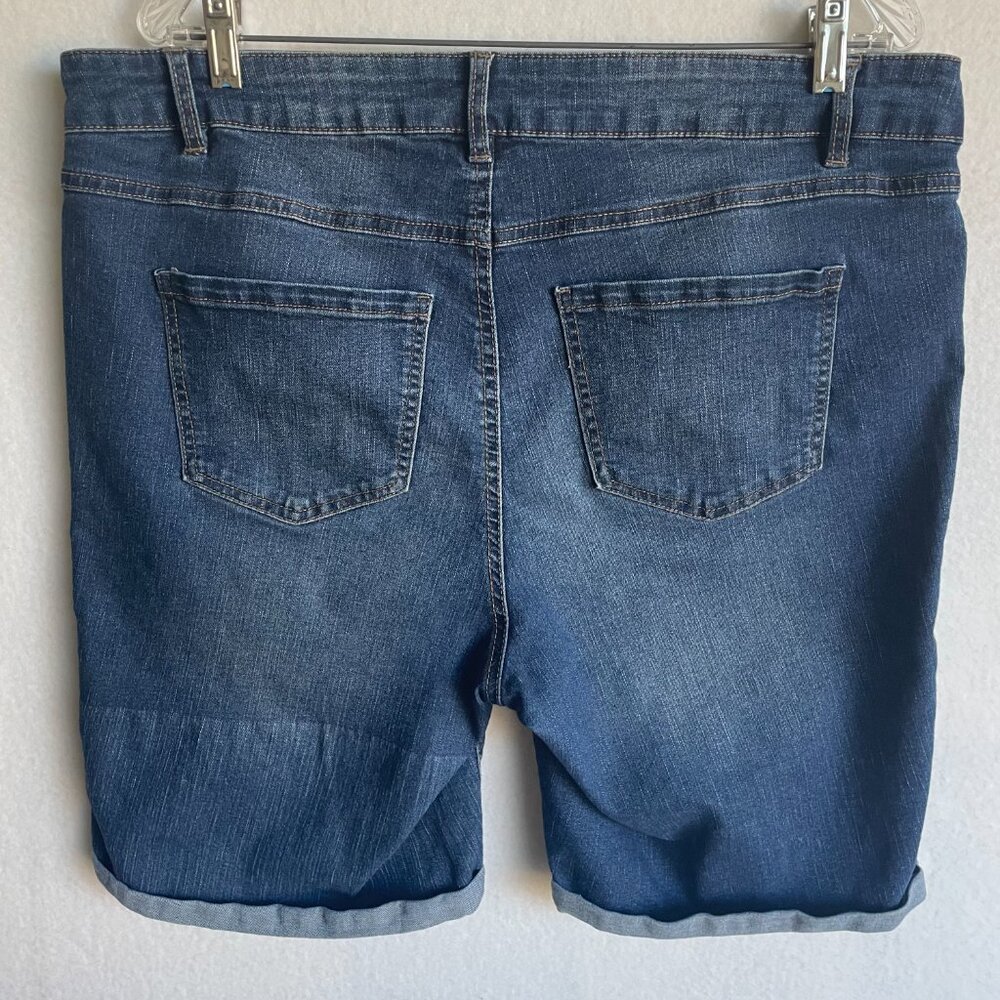 D Jeans, Jean Shorts from Recycled H2O Bottles in Medium Wash with rolled hem - Picture 2 of 6